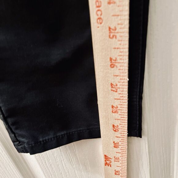 Levi's Women's 27 X 30 High Waisted Mom Jeans Black Relaxed Tapered Twill 28x30 - Picture 7 of 11